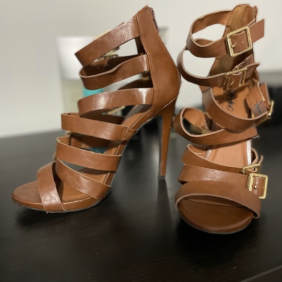 Strappy Heel! - Picture 2 of 4
